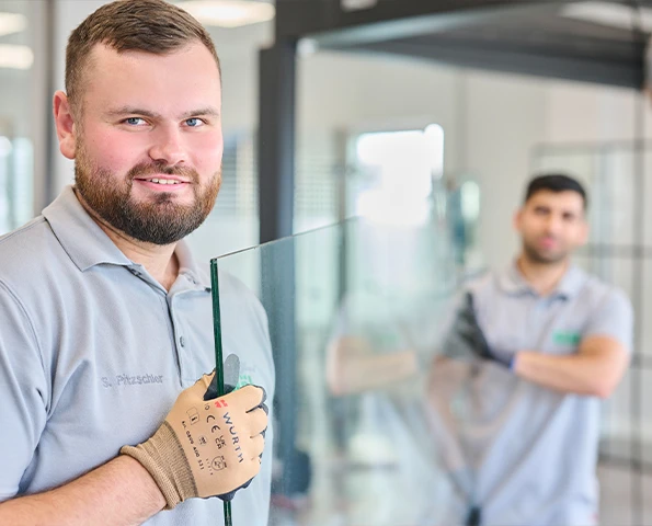 Facharbeiter holt eine Aluminium Stange raus