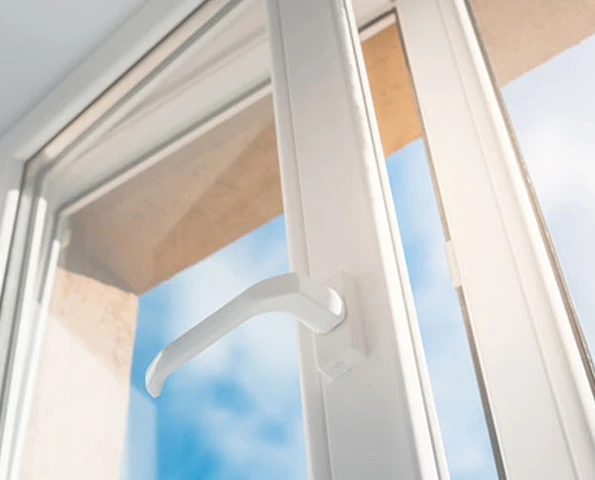 Facharbeiter schraubt eine Schraube rein