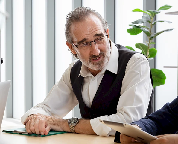 Fachpartner beratet eine andere Person