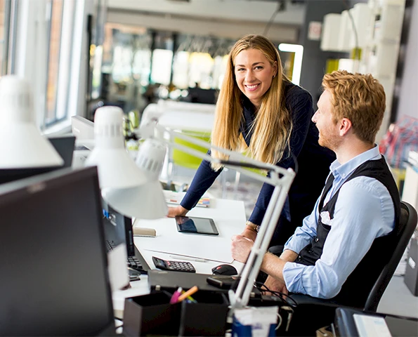 Zwei Personen arbeiten im Büro