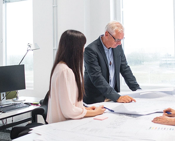 Hände halten eine Mappe mit einem Gartenplan