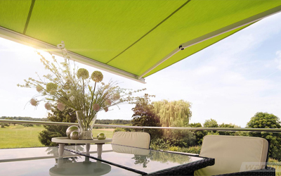 Grüne Markise schützt vor Sonne