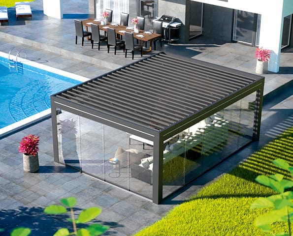 Sommergarten mit Lamellendach. Haus mit Pool