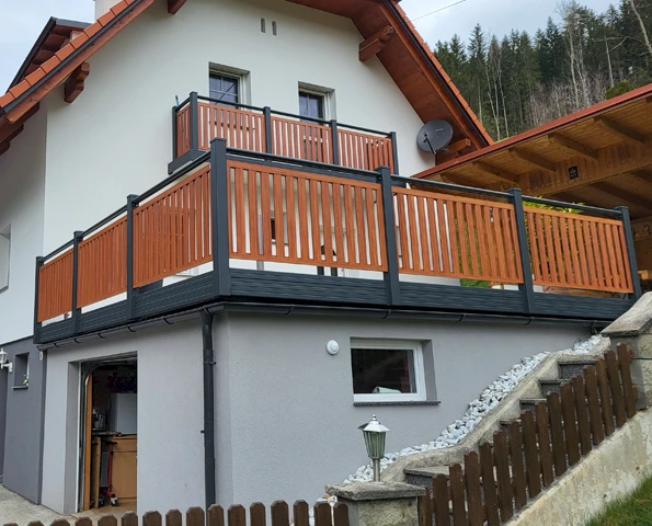 Sommergarten mit Lamellendach. Haus mit Pool