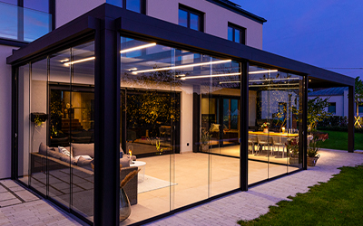 Sommergarten am Abend mit Beleuchtung