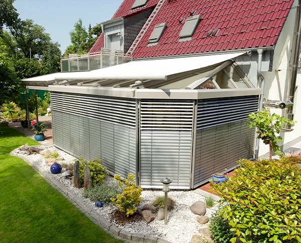 Terrassenüberdachung mit textiler Senkrechtmarkise, idealer Sonnenschutz und Sichtschutz für den Außenbereich.