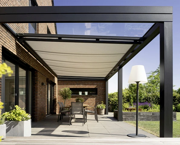 Terrassenüberdachung mit einer Glaswand