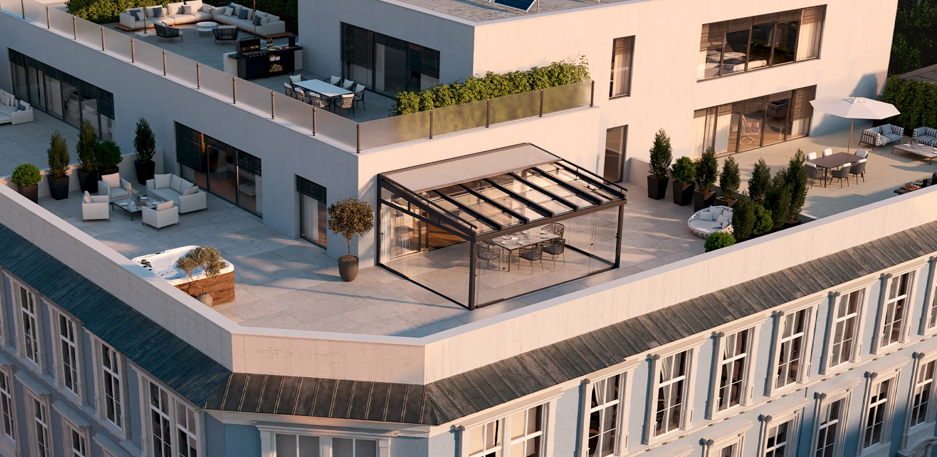 Hotelgebäude auf dessen Dach ein modernes, mehrstöckiges Penthouse steht, mit einem Glas-Schiebe-Dach auf der Dachterrasse