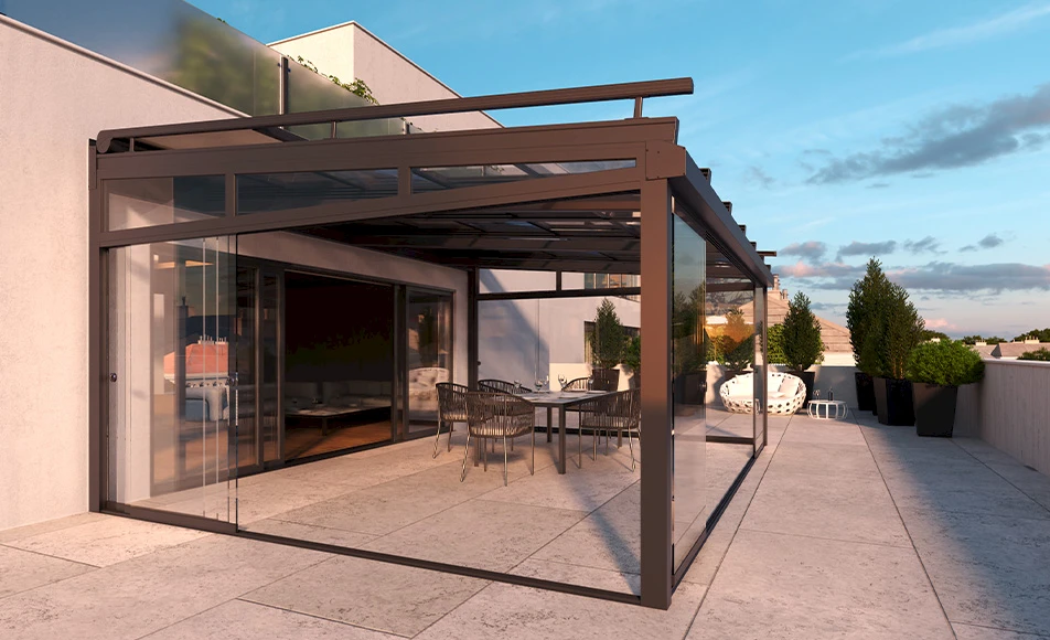 Seitenansicht des Glas-Schiebe-Daches mit Glas-Schiebetüren auf Dachterrasse