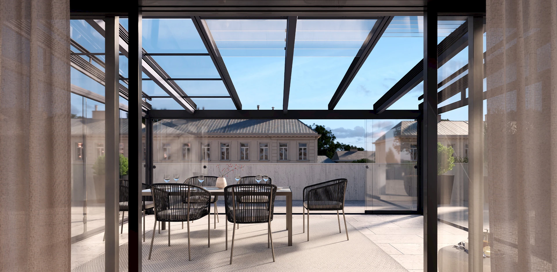 Moderner Sommergarten mit geöffnetem Glas-Schiebe-Dach und Blick über die Dächer der Stadt