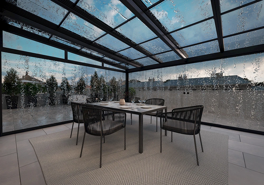 Geschlossenes Glas-Schiebe-Dach bei Regenwetter