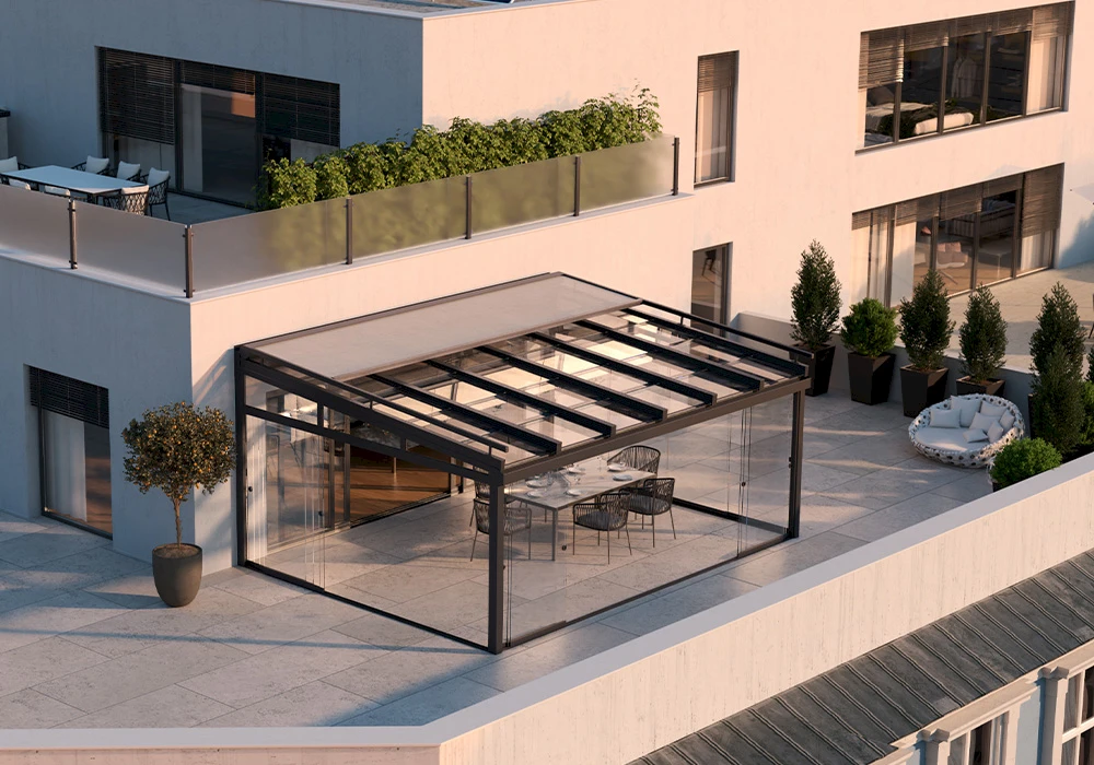 Glas-Schiebe-Dach auf luxuriöser, städtischer Dachterrasse mit ausgefahrener Markise