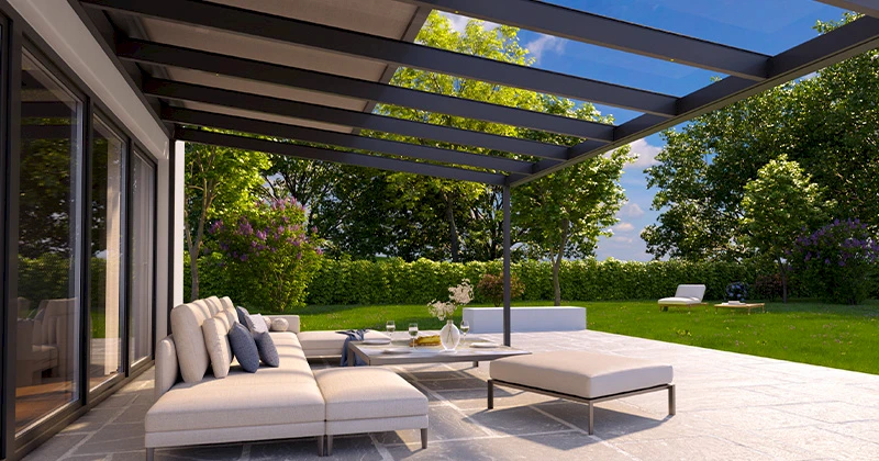 Aluminium-Terrassendach mit offenem Glasdach und freier Durchsicht in den Garten