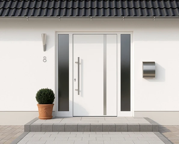 Moderne weiße Aluminium-Haustür mit Seitenteilen aus Glas an Einfamilienhaus