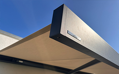 Detailaufnahme einer hochwertigen Markise in Beige