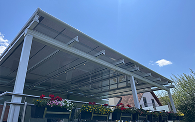 Großflächige Überdachung mit Überglasmarkise