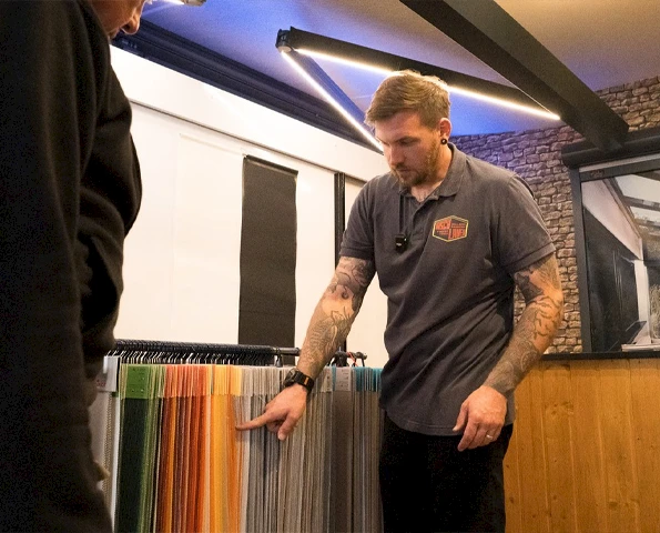 Fachberater zeigt Farb- und Materialmuster für Sonnenschutz- und Aluminiumlösungen