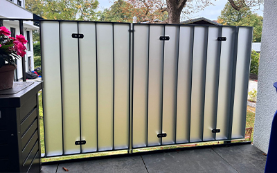 Balkon-Sichtschutz aus satiniertem Glas mit schwarzen Halterungen