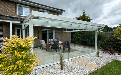 Terrassenüberdachung mit seitlicher Ganzglasverglasung am Einfamilienhaus