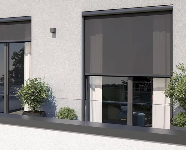 ZIP-Markise in Grau am Fenster