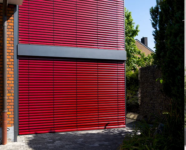 Rote Raffstore am Wintergarten