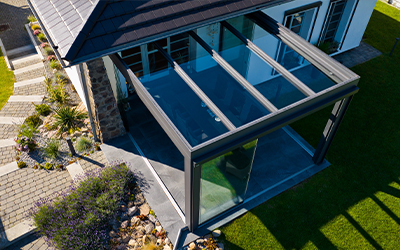 Glas-Terrassendach mit stabiler Aluminiumkonstruktion und seitlichen Schiebeelementen