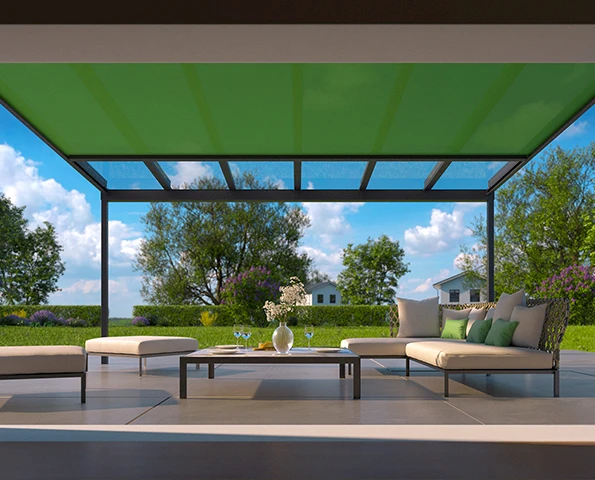 Terrassenüberdachung mit Glasdach und Unterdachmarkise für optimalen Sonnenschutz