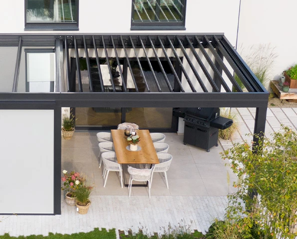 Modernes Lamellendach über Terrasse mit verstellbaren Lamellen und Sitzbereich