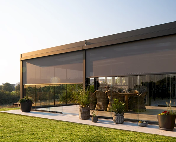 Senkrechtmarkise als Sonnenschutz für Terrassenüberdachung mit seitlicher Verschattung