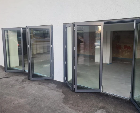 Aluminium-Faltanlage mit Glas für großzügige Öffnung und fließenden Übergang nach außen