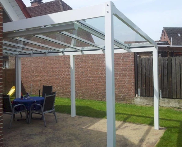 Terrassenüberdachung mit einer Glaswand