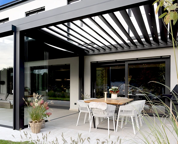 Lamellendach mit offenen Lamellen