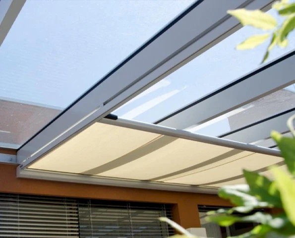 ZIP-Markise in Grau am Fenster