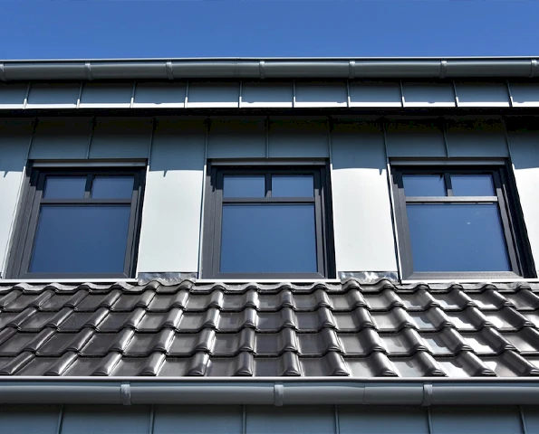 Rote Raffstore am Wintergarten