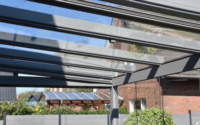 Glasdach-Terrassenüberdachung mit stabiler Aluminiumkonstruktion und klarer Linienführung