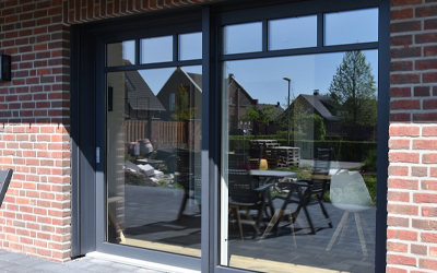 Glasschiebetür-System mit dunklem Aluminiumrahmen für moderne Terrassenzugänge