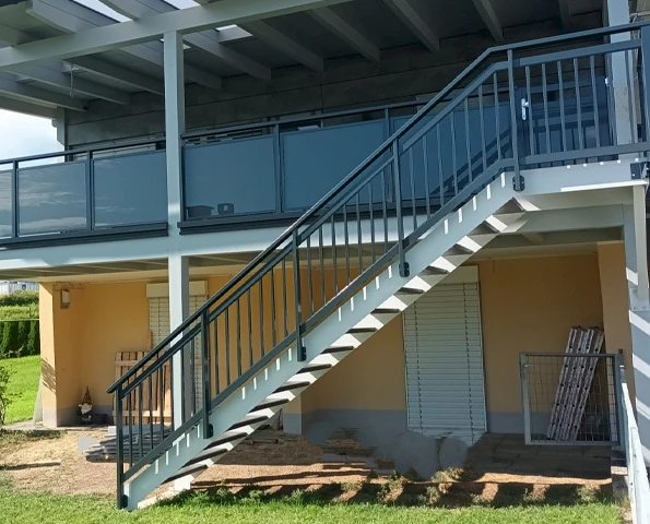 Geländer in einem dunklen Grau an einer Treppe und Balkon