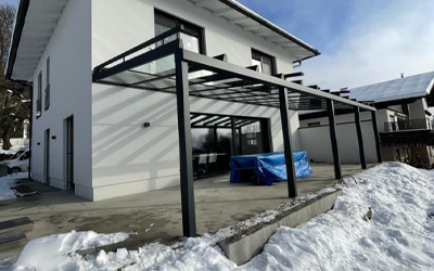 Terrassenüberdachung im Winter mit Schnee