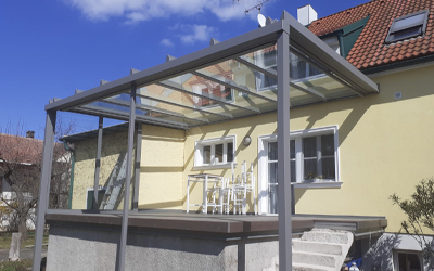 Terrassenüberdachung auf einem Balkon