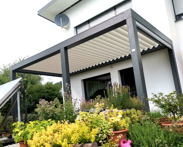 Sommergarten mit Lamellendach. Haus mit Pool