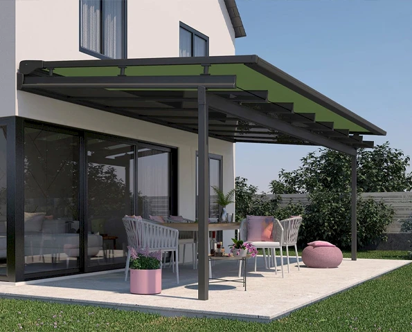 Sommergarten mit Lamellendach. Haus mit Pool