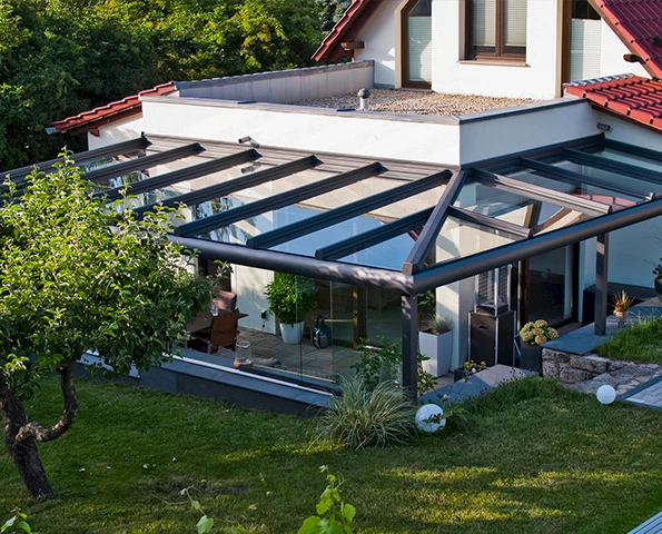 Moderner Sommergarten mit Glasschiebeanlagen und Aluminiumkonstruktion im Garten