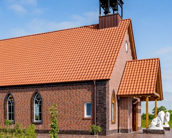 Freistehendes Aluminium-Lamellendach an moderner Hausfassade mit regulierbaren Lamellen