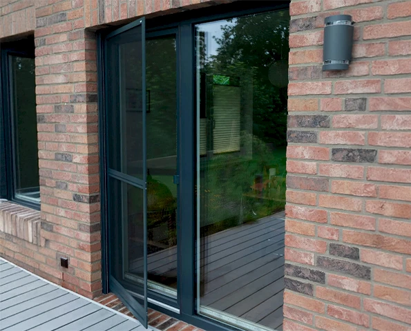 Moderne weiße Aluminium-Haustür mit Seitenteilen aus Glas an Einfamilienhaus