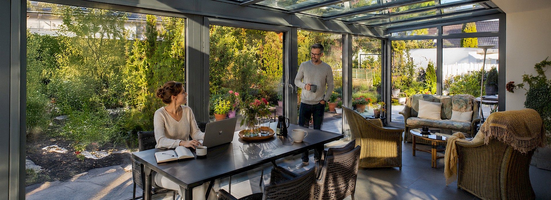 Moderner Sommergarten mit Glasdach und Panoramaverglasung, Essbereich mit Blick ins Grüne
