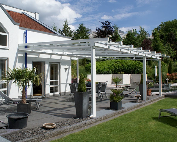 Terrassenüberdachung mit einer Glaswand