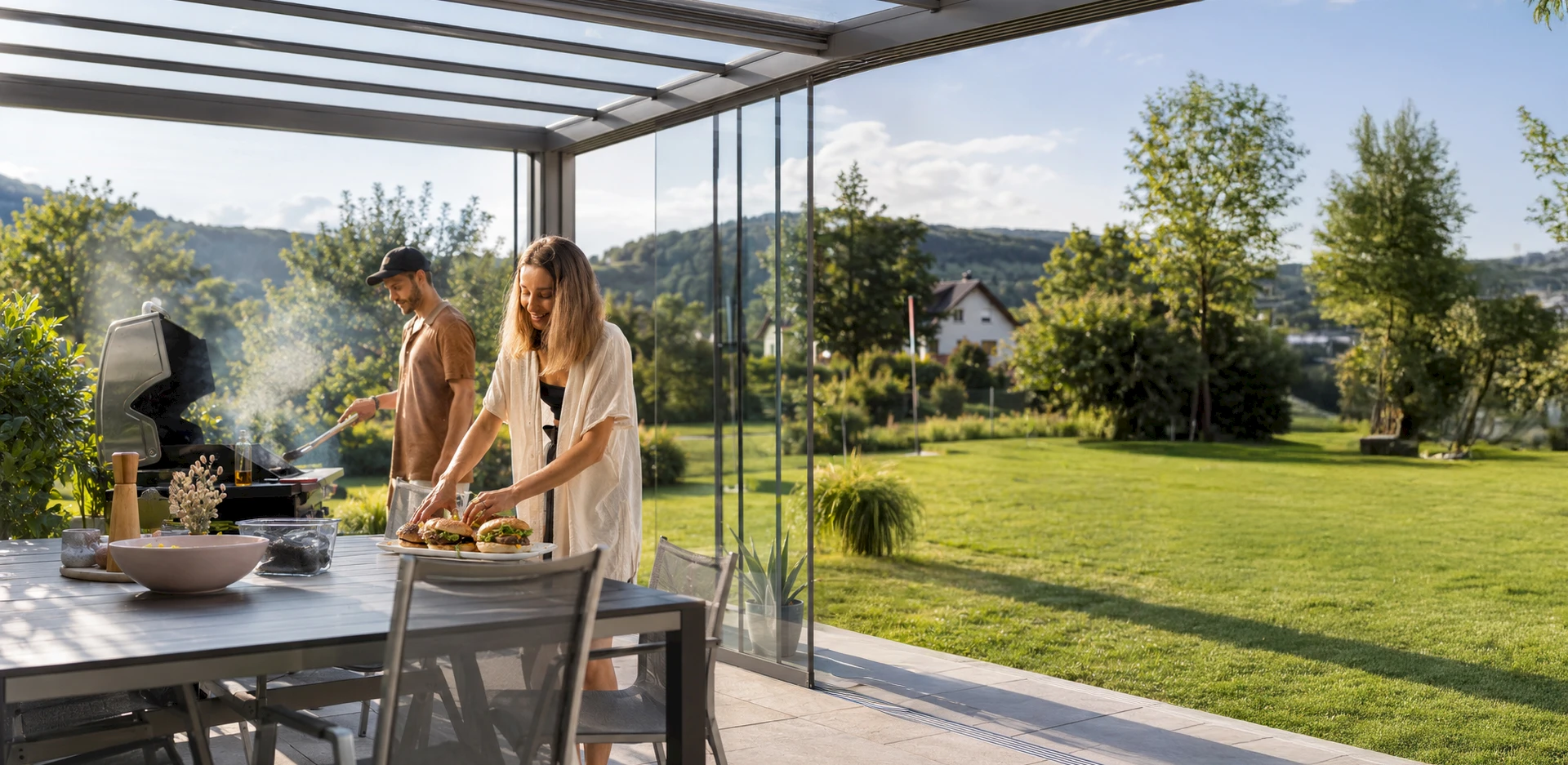 Moderner Sommergarten mit Glasdach und Panoramaverglasung, Essbereich mit Blick ins Grüne