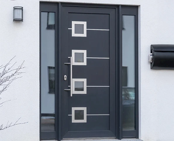 Eine Person bedient Smarthome am Handy