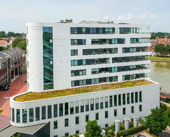 Sommergarten mit Lamellendach. Haus mit Pool