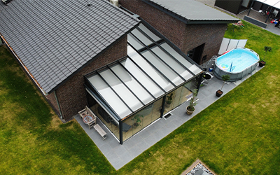 Verglaster Terrassenanbau mit Glasdach aus der Vogelperspektive